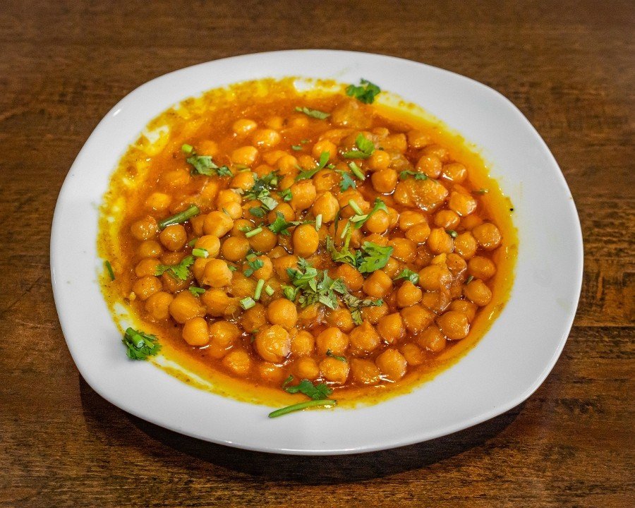 Slow-cooked chickpeas in a robust tomato and onion gravy.